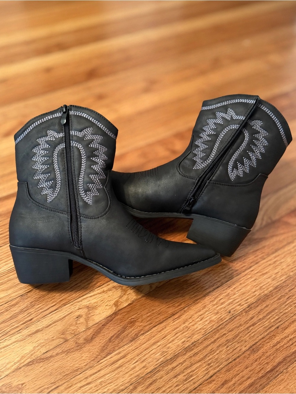 Global Win Black Western Boots with Silver Stitching